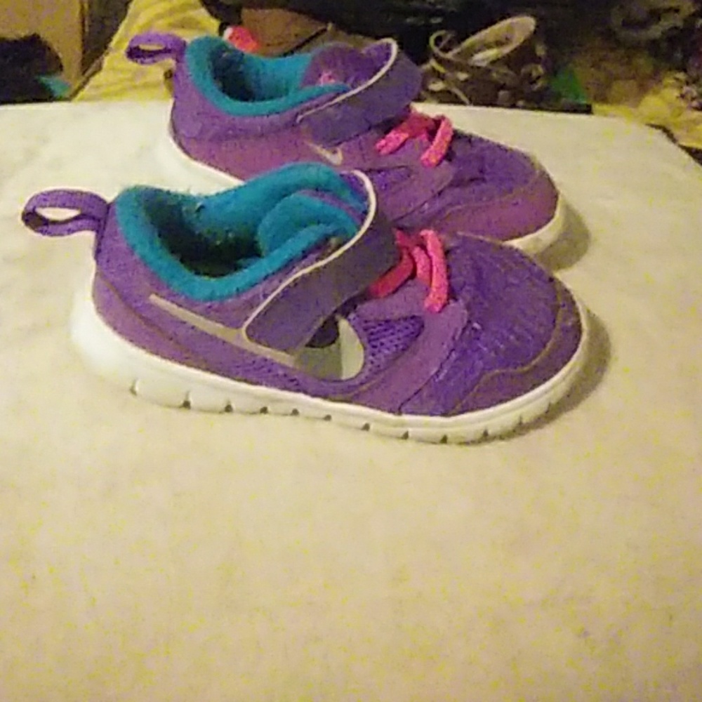 girls nike sneaker